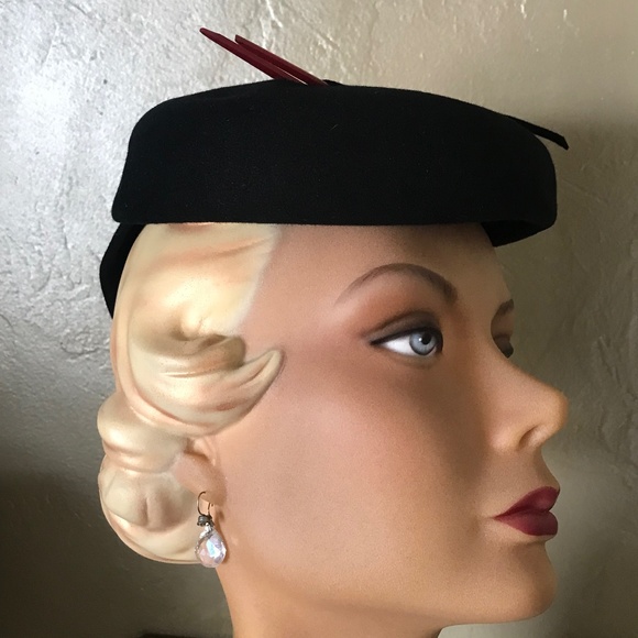 SWANKY 1940s' BLACK FELT TILT HAT WITH RED BAKELITE TRIM - Picture 7 of 12